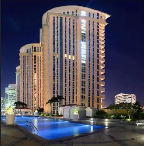 Luxury Bgc Condo In Taguig, Mckinley - Covered Parking And Wifi Free Exteriör bild
